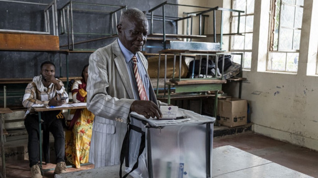 Un électeur dépose son bulletin de vote dans un bureau de vote de l'Imara College à Lubumbashi le 20 décembre 2023.