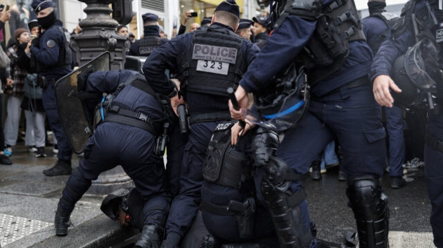 Des policiers français immobilisent un manifestant lors d'un rassemblement dans le centre de Paris, le 28 octobre 2023.