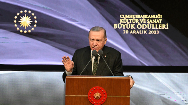 Le président de la République de Türkiye, Recep Tayyip Erdogan, a déclaré mercredi que le fait que tant d'"États glorieux restent inactifs" face aux attaques brutales d'Israël à Gaza, est "une honte pour l'humanité". S'exprimant lors de la cérémonie de remise des grands prix présidentiels de la Culture et des Arts à Ankara, le Chef de l'Etat turc a déclaré : "L'histoire jugera comme il se doit les responsables des attaques israéliennes à Gaza. L'histoire jugera les responsables de cette scène ignoble, ceux qui ont tenté de la légitimer et ceux qui ont fermé les yeux".