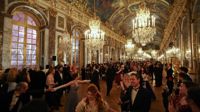 Des invités vêtus de costumes d'époque participent au bal du siècle au Château de Versailles, le 11 décembre 2023.