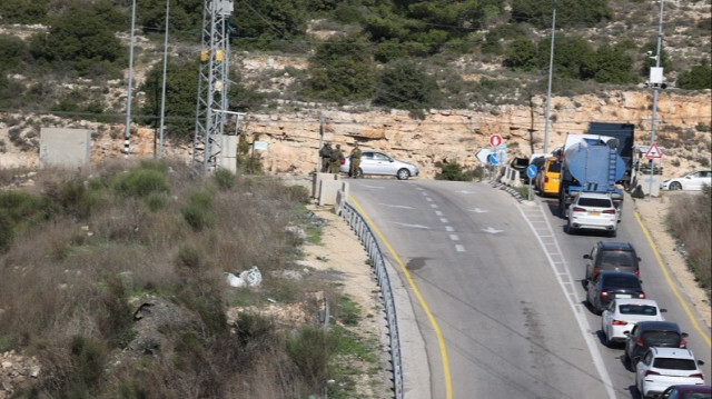 Les forces israéliennes ont fermé une zone pour protéger les colons au nord de Ramallah en Palestine occupée, le 18 décembre 2023.