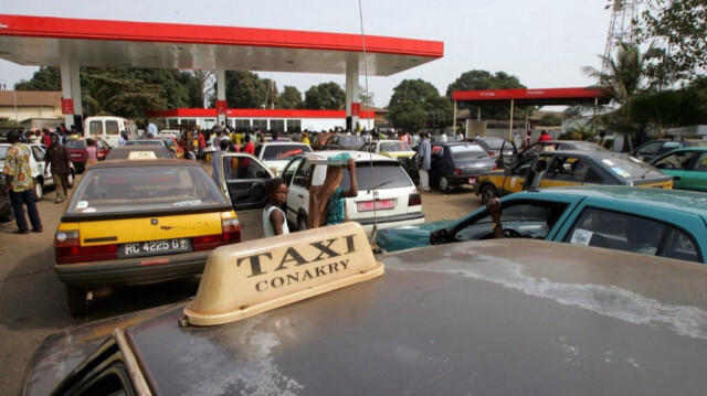 Les véhicules font la queue devant une station-service dans le centre de Conakry.