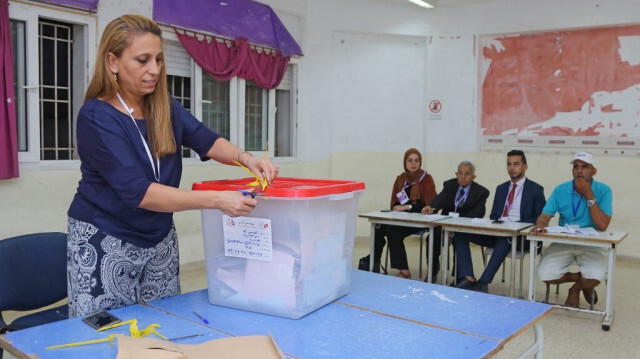 Un membre du personnel de l'Autorité supérieure indépendante des élections (ISIE) de Tunisie ouvre une urne pour compter les votes dans la capitale Tunis, le 6 octobre 2019 pendant les élections législatives.