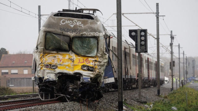 Un train détérioré sur les lieux d'un accident de la route, où un camion et un train sont entrés en collision à Koolskamp, Ardooie, en Belgique le 14 novembre 2023.