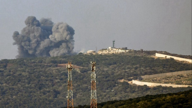 De la fumée s'élève suite à un bombardement israélien près du village d'Aita Al-Shaab au Liban, le 18 décembre 2023.