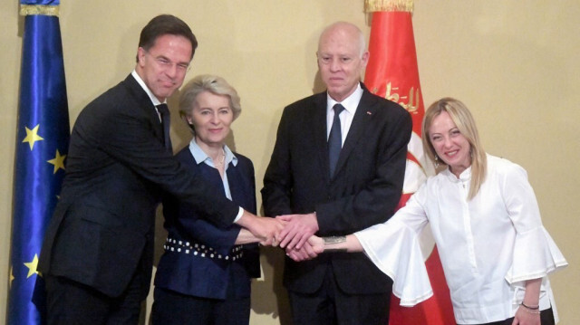 Le Premier ministre néerlandais Mark Rutte, la présidente de la Commission européenne Ursula Von der Leyen, le président tunisien Kais Saied et le Premier ministre italien Giorgia Meloni posent pour une photo de groupe au palais présidentiel de Tunis le 16 juillet 2023.