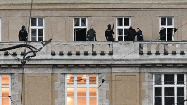 Des policiers armés au balcon de l'Université Charles dans le centre de Prague, le 21 décembre 2023.