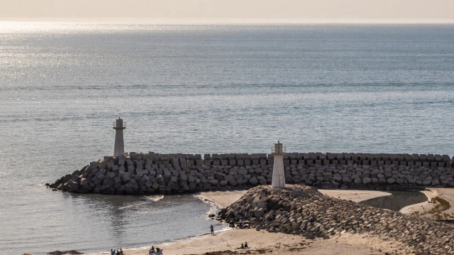 Des niveaux d'eau bas sont observés dans la station balnéaire d'Avaza au bord de la mer Caspienne, au Turkménistan, le 13 septembre 2023.