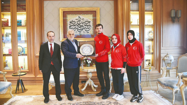 Albayrak Grubu Yönetim Kurulu Başkanı Ahmet Albayrak, Akyüz ailesine hediye takdim etti.