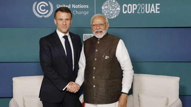 Le Premier ministre indien Narendra Modi (à droite) rencontre le président français Emmanuel Macron (à gauche) en marge de la session sur la transformation des financements climatiques lors du sommet climatique des Nations unies à Dubaï le 1er décembre 2023. 