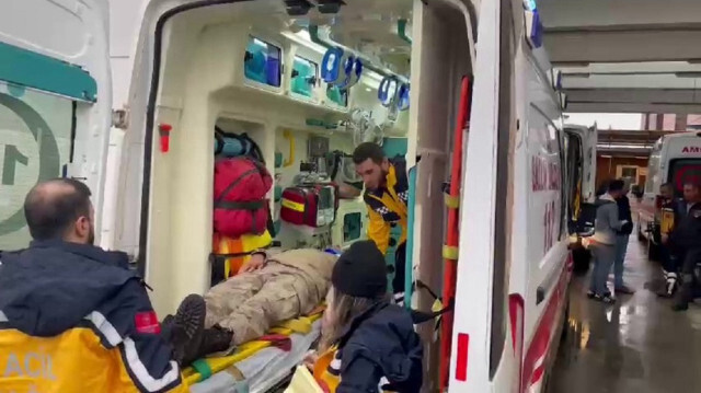 Yaralanan askerler ambulanslar hastaneye kaldırıldı.