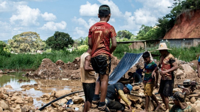 Des mineurs vénézuéliens travaillent dans une mine à ciel ouvert, à la recherche d'or qui sera ensuite vendu dans la communauté d'El Peru, à El Callao, dans l'État de Bolivar, au Venezuela, le 1er septembre 2023.