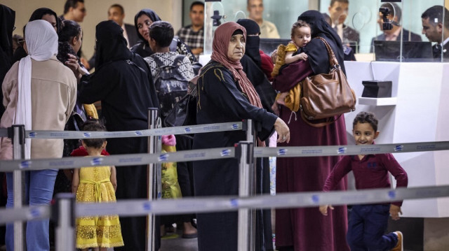 Les citoyens marocains à l'aéroport Mohammed V de Casablanca, au Maroc, le 26 avril 2023.