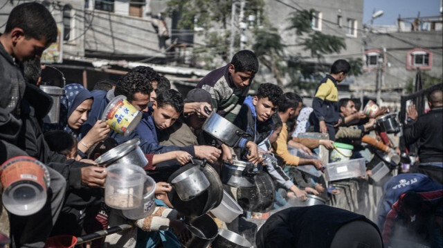 Les Palestiniens reçoivent très peu de nourriture et d'aide humanitaire alors que les frappes aériennes israéliennes se poursuivent à Gaza, le 19 décembre 2023.