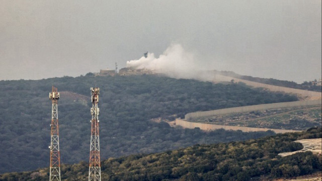 De la fumée s'échappe d'un poste de l'armée israélienne à la frontière avec le Liban, le 12 décembre 2023.