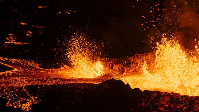 De la lave en fusion s'écoule d'une fissure sur la péninsule de Reykjanes, à 3 km au nord de la ville évacuée de Grindavik, à l'ouest de l'Islande, le 19 décembre 2023.