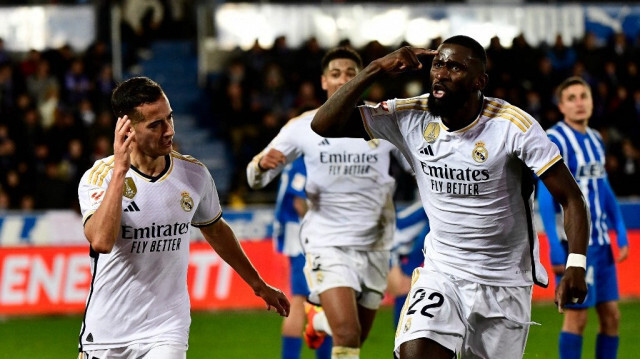 Le joueur espagnol #17 Lucas Vázquez du Real Madrid avec le défenseur allemand #22 Antonio Rudiger après avoir marqué le premier but de son équipe lors du match de football de la ligue espagnole entre Deportivo Alavés et le Real Madrid CF au stade Mendizorroza à Vitoria, le 21 décembre 2023.