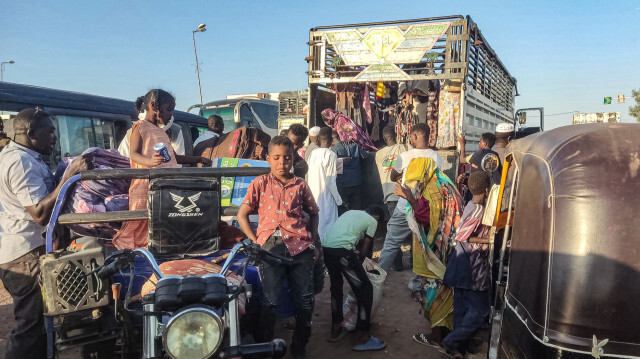 Des personnes déplacées par le conflit au Soudan montant dans leur véhicule alors qu'elles fuient Wad Madani, la capitale de l'État d'al-Jazirah, en direction de l'État de Gadaref, le 16 décembre 2023.