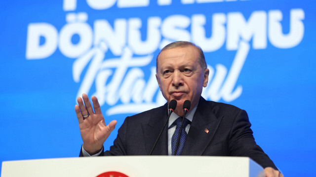 Le président turc Recep Tayyip Erdogan s'exprimant lors du programme " de transformation urbaine du Grand Istanbul" qui se tient au Lutfi Kirdar International Convention and Exhibition Center à Istanbul, le 23 décembre 2023.