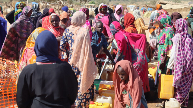 Des réfugiés fuyant le conflit au Soudan font la queue avec leurs jerrycans pour aller chercher de l'eau potable au point de distribution de Médecins sans frontières (MSF) au camp de réfugiés d'Ourang à Adre, le 7 décembre 2023.
