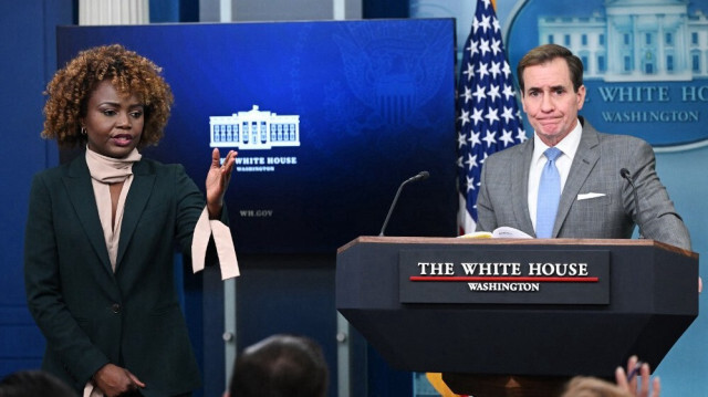 Le coordinateur du Conseil de sécurité nationale des États-Unis pour les communications stratégiques, John Kirby, et le secrétaire de presse de la Maison Blanche, Karine Jean-Pierre lors du briefing quotidien de la Maison Blanche à Washington, DC, le 21 décembre 2023.