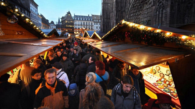 Une vue du marché de Noël à Strasbourg dans l'est de la France.