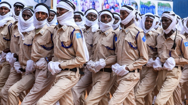 Des unités tactiques de la force de police somalienne défilent lors d'une cérémonie marquant le 80e anniversaire de la force de police somalienne à la Scuola Policia à Mogadiscio, le 20 décembre 2023.
