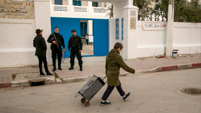 Les bureaux de vote sont quasimment vides à Tunis pour les élections locales. 