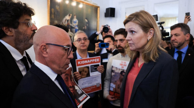 La présidente de l'Assemblée nationale française Yael Braun-Pivet qui soutient Israël pour le soutenir "inconditionnellement " accompagnée du député Meyer Habib et le président du parti de droite français Les Républicains (LR) Eric Ciotti lors d'une réunion avec un collectif de familles d'otages et de disparus du Hamas à l'Assemblée nationale française, à Paris, le 31 octobre 2023.
