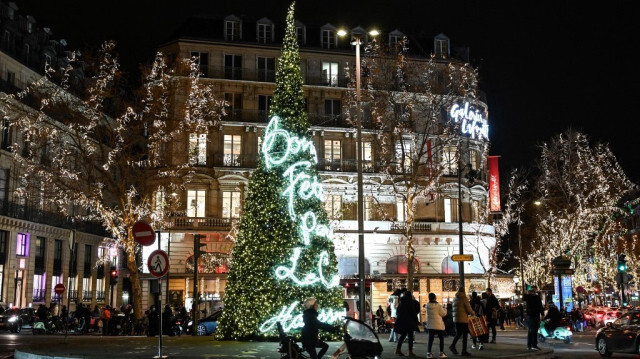 La place Diaghilev avec un sapin de Noël au milieu pendant la période précédant Noël, à Paris, le 22 décembre 2023.