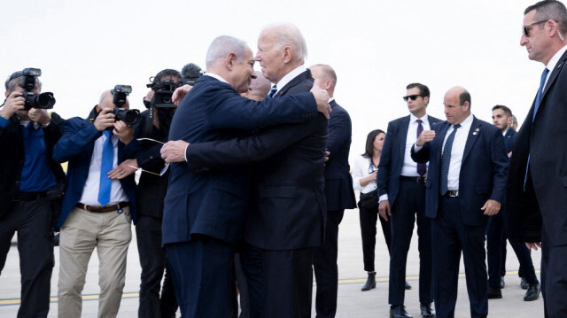 Le Premier ministre israélien Benjamin Netanyahu serre dans ses bras le président américain Joe Biden à son arrivée à l'aéroport Ben Gourion de Tel Aviv, le 18 octobre 2023.