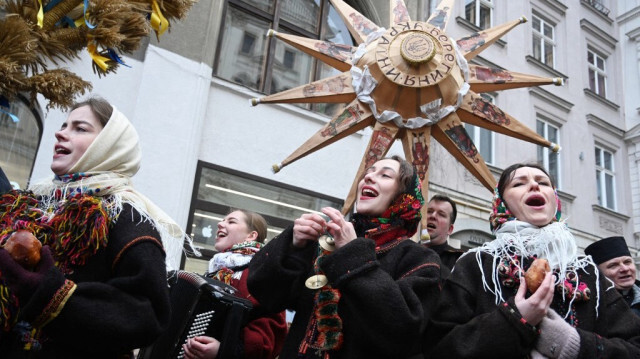 Des personnes chantent des chants de Noël lors de la célébration de la veille de Noël à Lviv, le 24 décembre 2023, dans le contexte de l'invasion russe de l'Ukraine.