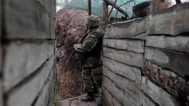 Un soldat ukrainien en première ligne près de Marinka, dans la région de Donetsk, le 20 avril 2021.