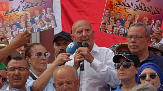 Ahmed Nejib Chebbi (C), chef du parti d'opposition tunisien Front de salut national, s'adresse aux manifestants lors d'un rassemblement réclamant la libération des prisonniers politiques, à Tunis, le 25 juin 2023.
