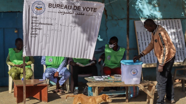 Un homme vote dans un bureau de vote lors du référendum constitutionnel à N'Djamena au Tchad, le 17 décembre 2023.