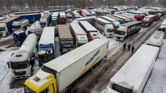 Des camions ukrainiens sur le parking près de la frontière polono-ukrainienne de Korczowa, le 5 décembre 2023.