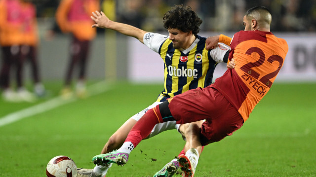 Ferdi Kadioglu (G) de Fenerbahçe en action contre Hakim Ziyech (22) de Galatasaray pendant le match de la 18e journée de la Super Lig turque entre Fenerbahçe et Galatasaray au stade Ulker d'Istanbul, en Turquie, le 24 décembre 2023.