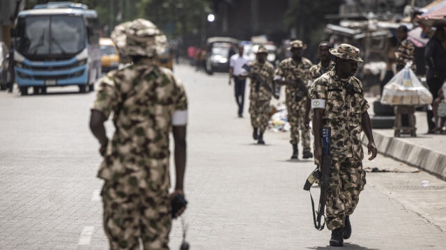 Des soldats des forces armées nigérianes patrouillent au Nigeria le 27 février 2023.