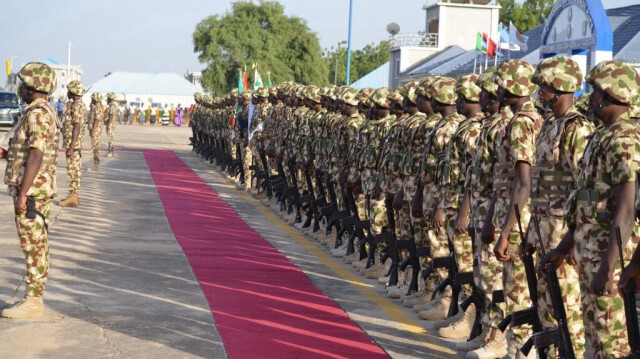 Des troupes nigérianes défilent à la base aérienne de Maiduguri le 11 décembre 2023 lors de la visite du président nigérian Bola Tinubu.