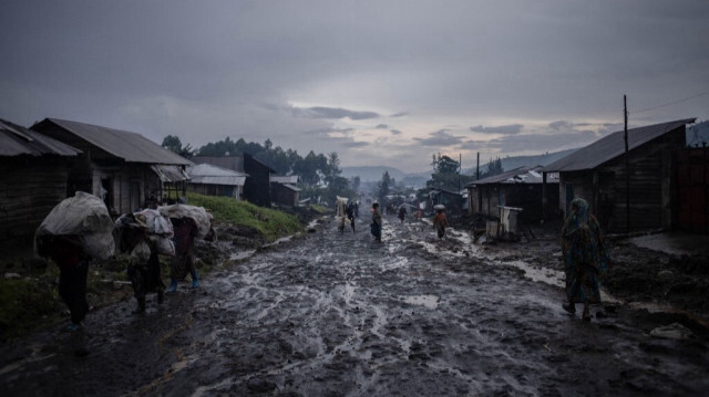 Après la pluie, les commerçants quittent le marché avec leurs bagages à la dot dans la République démocratique du Congo, le 10 décembre 2022.