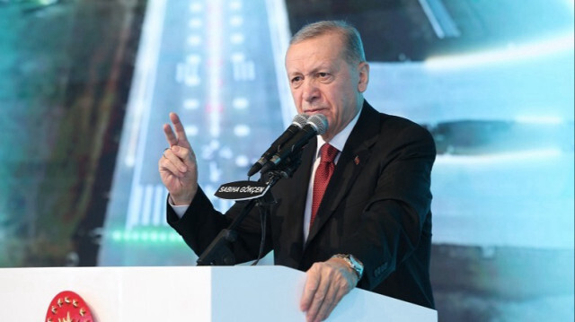 Le Président turc Recep Tayyip Erdogan prononce un discours lors de la cérémonie d'inauguration de la deuxième piste de l'aéroport Sabiha Gokcen à Istanbul en Turkiye, le 25 décembre 2023.