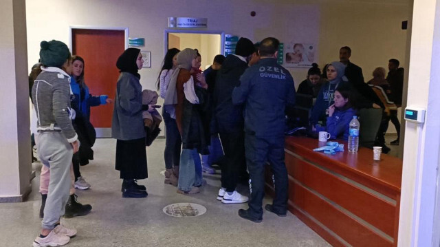 Kars'ta yurtta kalan bazı öğrenciler zehirlenmesi şüphesiyle hastaneye başvurdu.