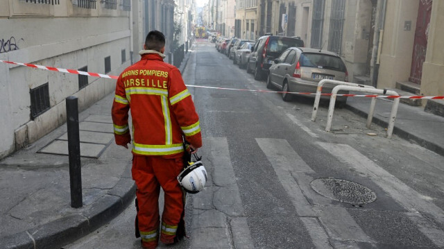 Un pompier sur la rue Tivoli après l'effondrement d'un immeuble dans la même rue, à Marseille, dans le sud de la France, le 9 avril 2023. 