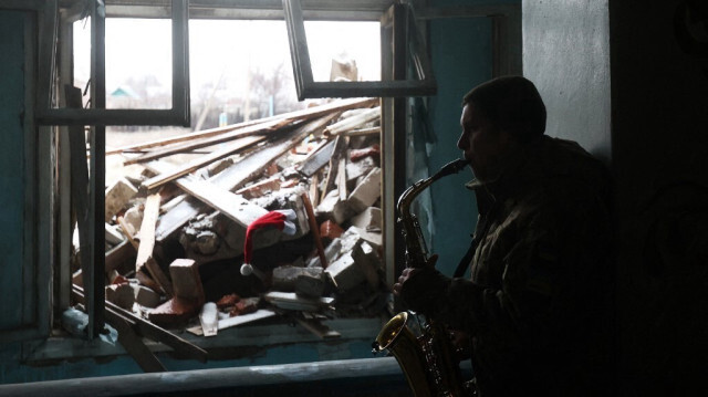 Un soldat ukrainien en train de jouer du saxophone dans une école détruite par une attaque de missiles dans la ville de Kostiantynivka, le 10 décembre 2023.