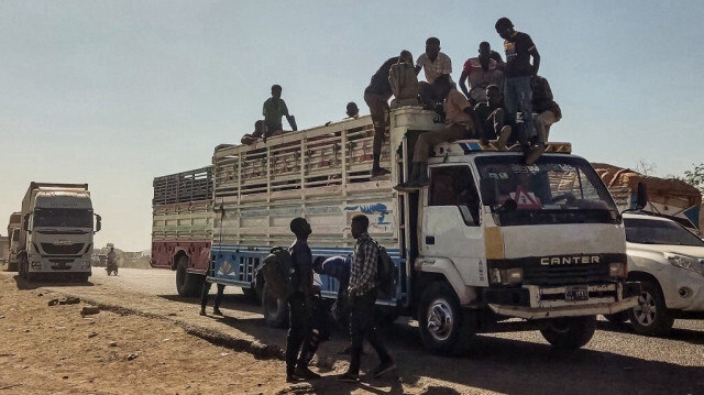 Les personnes déplacées fuyant l'État d'al-Jazirah arrivent à Gedaref, dans l'est du Soudan, déchiré par la guerre, le 22 décembre 2023.