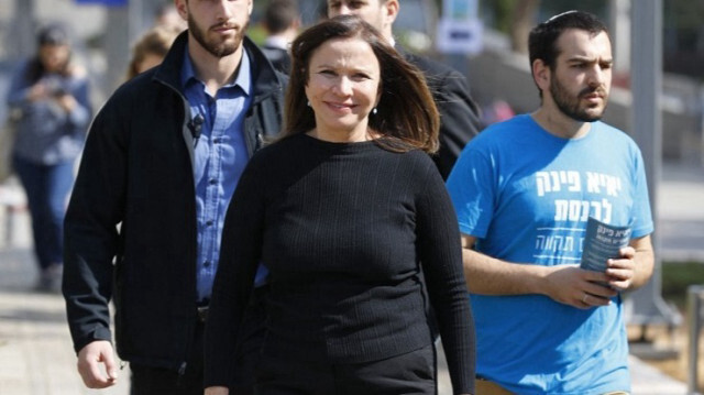 L'ancienne dirigeante du Parti travailliste israélien, Shelly Yachimovich (C).