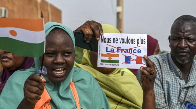 Les partisans du Conseil national de sauvegarde de la patrie (CNSP) du Niger manifestent devant la base aérienne française à Niamey, le 30 août 2023, pour exiger le départ de l'armée française du Niger.