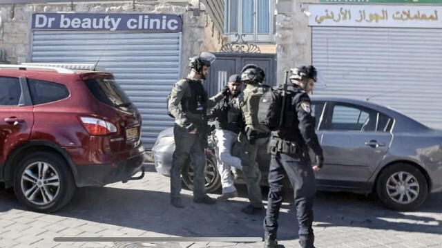 L'agression du photojournaliste de l'Agence Anadolu (AA) Mustafa Harouf, par deux policier, alors qu'il était en service à Jérusalem-Est occupée, le 15 décembre 2023.