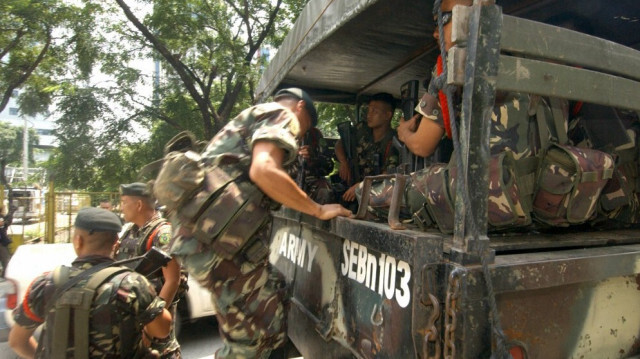 Des soldats philippins sécurisant une zone où le général à la retraite de l'armée philippine Jovito Palparan a témoigné lors d'une enquête sur les assassinats politiques à Manille le 26 septembre 2006.