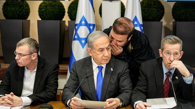 Le Premier ministre israélien Benjamin Netanyahu préside une réunion du cabinet sur la base militaire de Kirya, qui abrite le ministère israélien de la Défense, à Tel Aviv, le 24 décembre 2023.